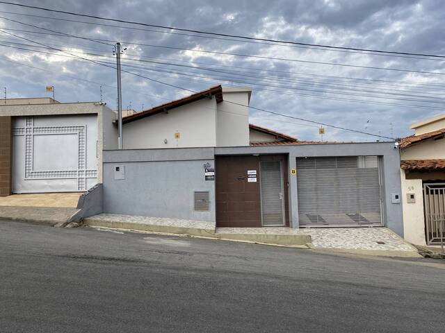 #1102 - Casa para Venda em Santo Antônio do Monte - MG